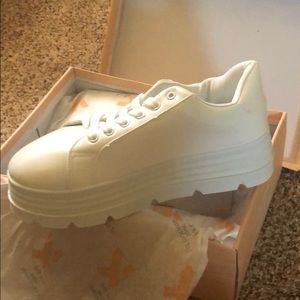 White platform sneaker
